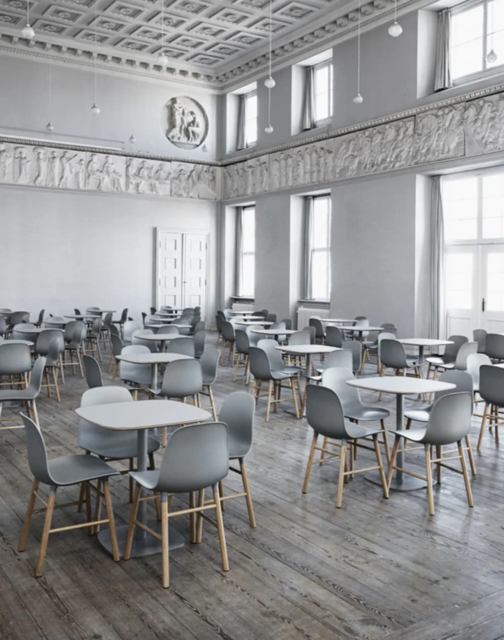 Glozin II Form Chair Brass Base – Image 2